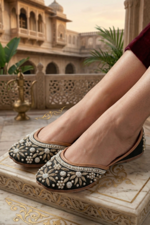 Indian-Noir Elegance Khussa